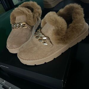 Steve Madden Tan Slippers with Gold Chain